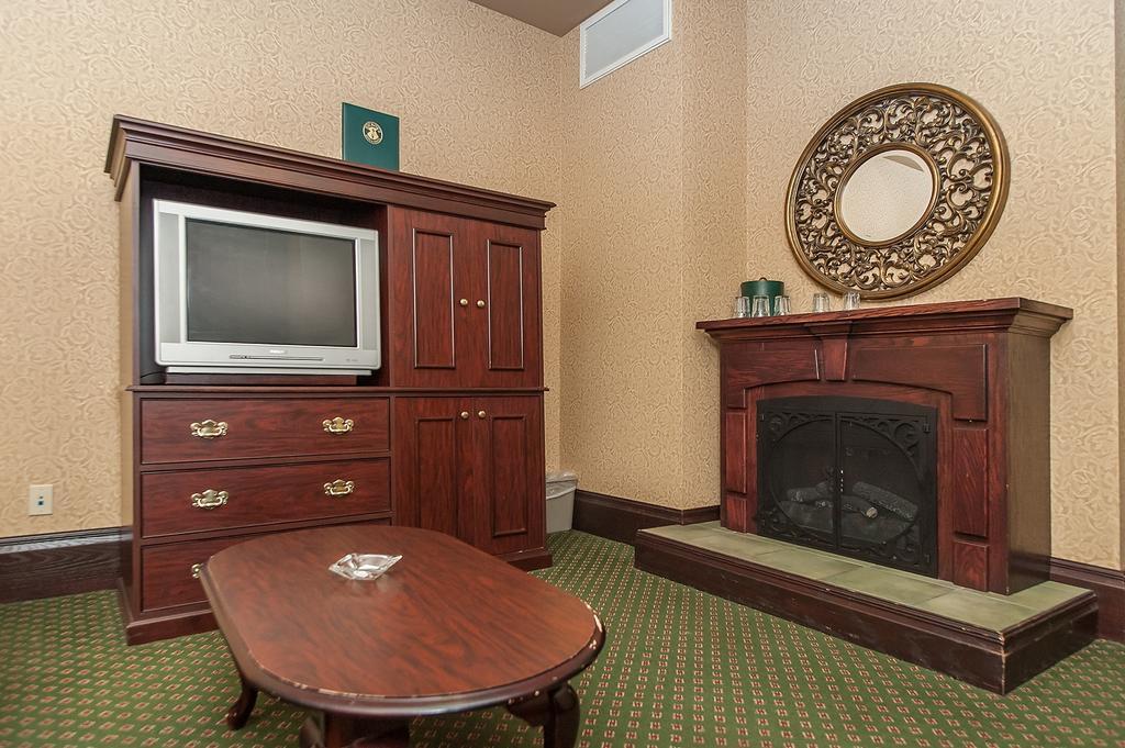 Deluxe King Room - Non-Smoking